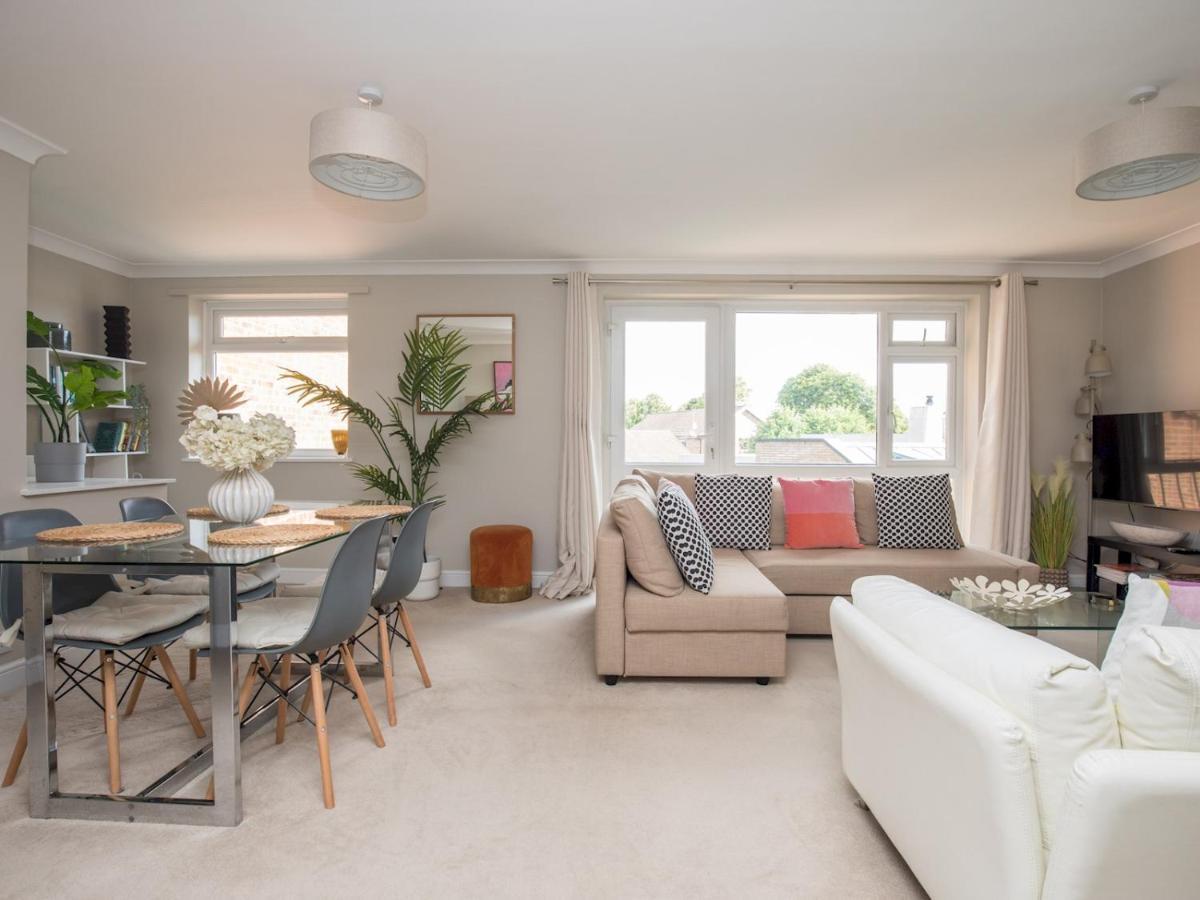 Pass The Keys Stylish 2 Bedroom Flat Apartment With Free Parking In Windsor Exterior foto